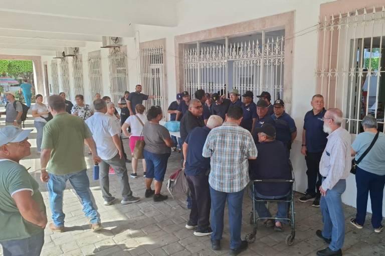 Vuelven a bloquear ingreso al Palacio Municipal de Mazatlán