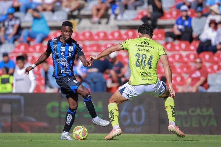 Querétaro vence a Puebla y escala posiciones; jugador se convulsiona en juego