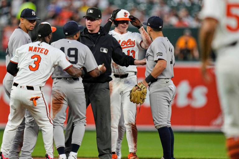 Se vacían las bancas en el Yanquis-Orioles tras choque en 2B