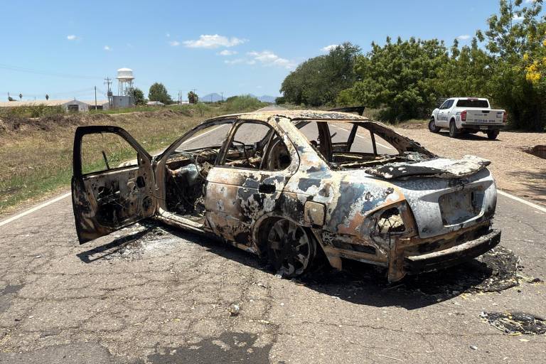 Incendian vehículo y bloquean carretera rumbo al ejido Cinco de Mayo, al norte de Navolato