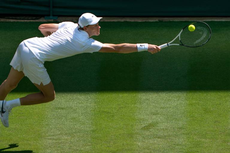 Sinner avanza; Musetti cae en el Día 2 de Wimbledon