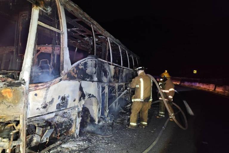 Se incendia autobús ruta Guadalajara-Culiacán, en Nayarit; resultan ilesos chofer y 40 pasajeros