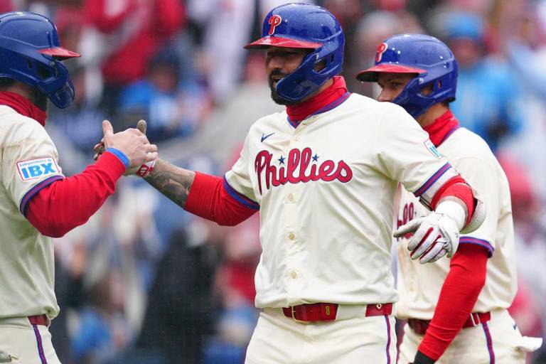 Filis ganan batalla contra Dodgers detrás de grand slam de Castellanos