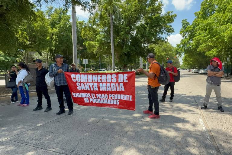 Comuneros de Santa María cierran el paso por la Avenida de los Insurgentes, en el Palacio de Gobierno de Culiacán