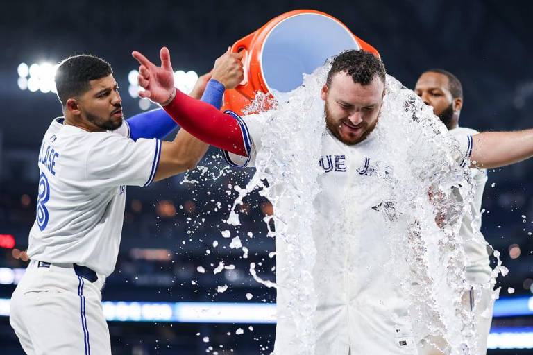 Kirk decide con hit de oro y Azulejos igualan serie contra Filis