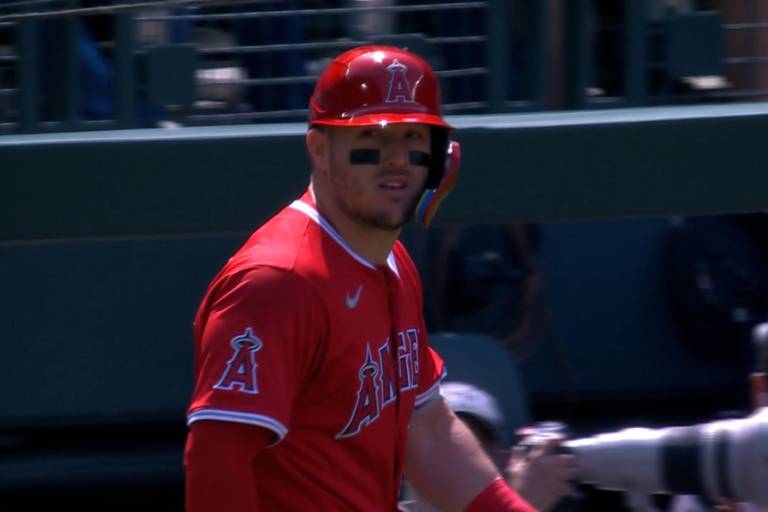 Trout abandona juego de Angelinos tras posible lesión en un sprint a primera
