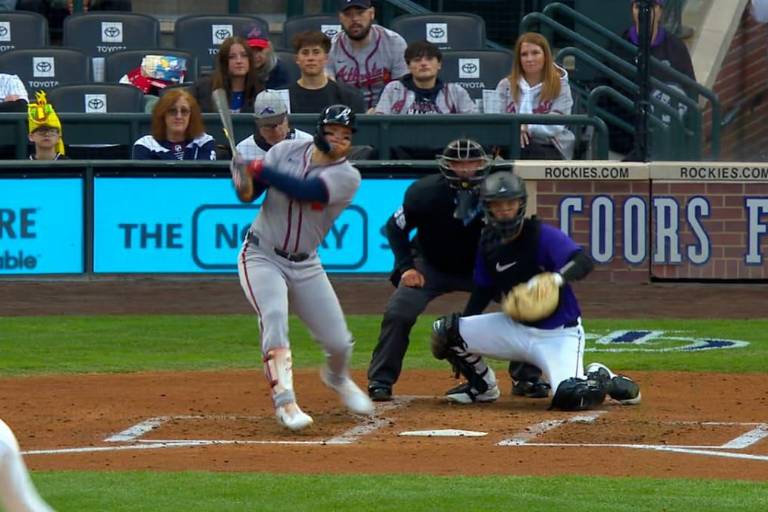 Alex Verdugo y los Bravos reaccionan con oportuna ofensiva y ganan el primero frente a Rockies
