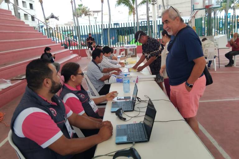 Ciudadanos en Mazatlán señalan lentitud en el proceso para emitir su voto