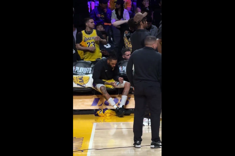 D’Angelo Russell es captado viendo su celular en los últimos minutos de la derrota de Lakers
