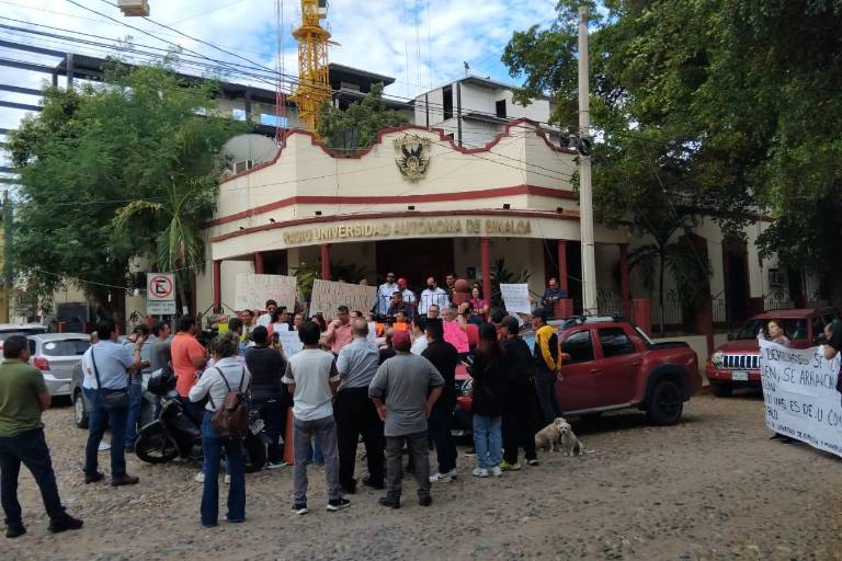 Docentes universitarios se manifiestan en las instalaciones de Radio UAS