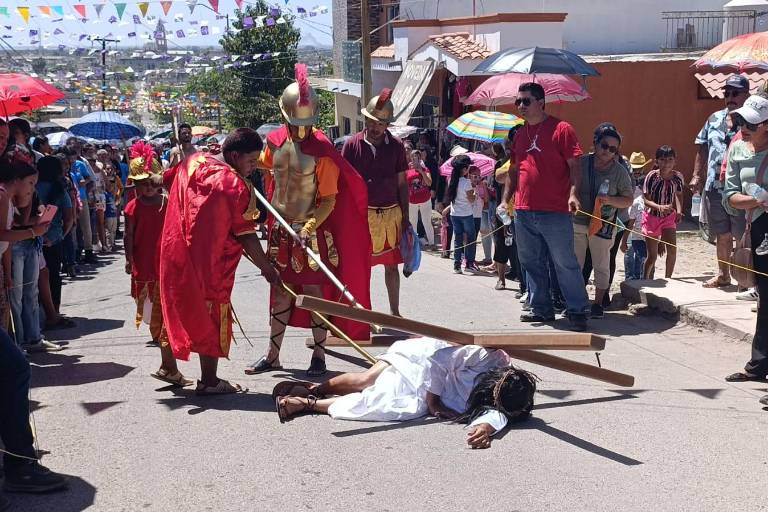 Con fervor recrean Viacrucis viviente en Escuinapa