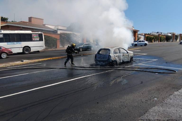 Se incendia auto en la Obregón, cerca de Montebello, en Culiacán