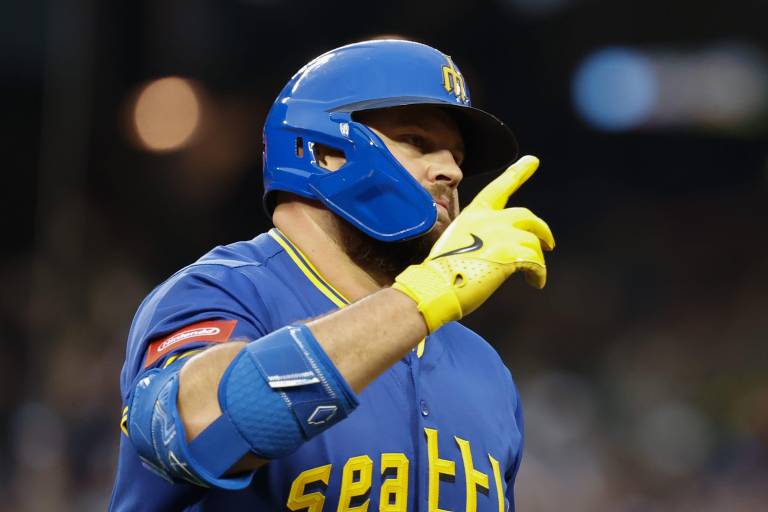 Rangers firman al veterano Rowdy Téllez con un contrato de liga menor