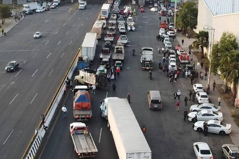 Caos en CDMX y EdoMex por bloqueos de transportistas y protestas de trabajadores de Salud