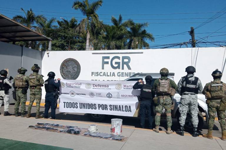 Aseguran un vehículo con arsenal en Culiacán