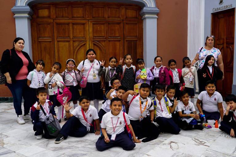 Visitan niños de educación básica el Teatro Ángela Peralta