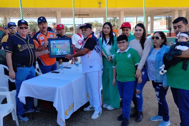Múltiple homenaje en Liga Magisterial, en Club Sarabia