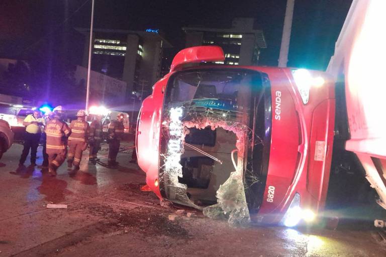 Tren choca contra autobús en Monterrey; reportan un muerto y 25 heridos