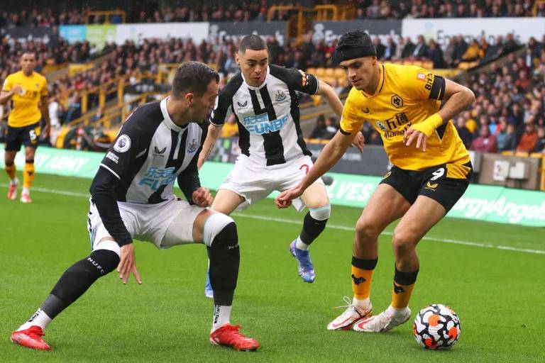 Raúl Jiménez comanda victoria de los Wolves en el Molineux Stadium
