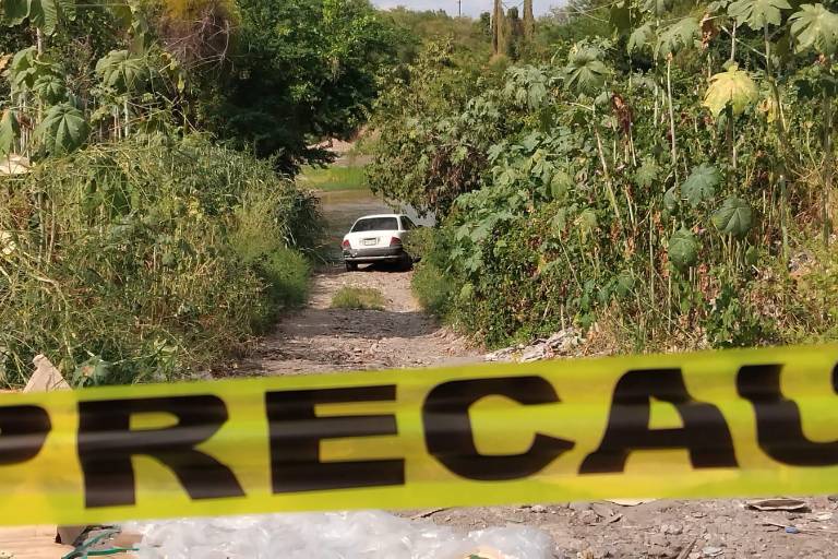 Localizan a un hombre asesinado dentro de un auto junto al Río Tamazula, en Culiacán