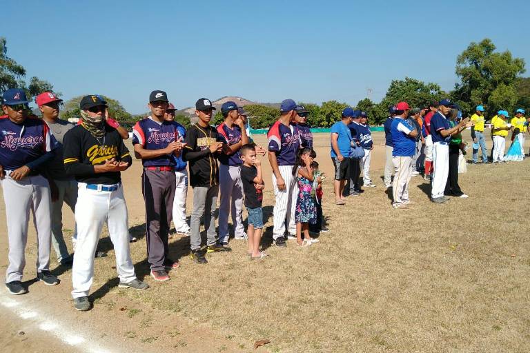 Inauguran ligas de beisbol Libre y Máster, en Club Chololos