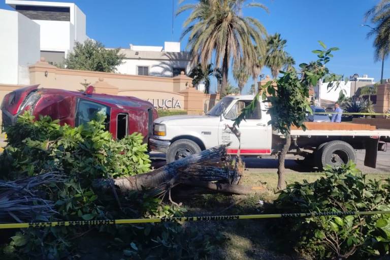 Vuelca auto y atropella a dos hombres en Culiacán; uno fallece