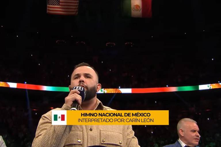 ‘Viva México’, grita Carín León al interpretar el ‘Himno Nacional’ previo a la pelea del Canelo