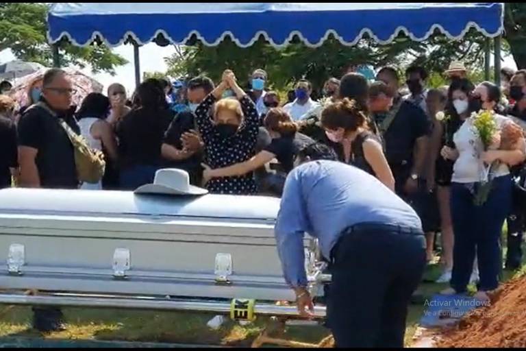 Familia y amigos despiden entre aplausos a Octavio Ocaña en Villahermosa, Tabasco