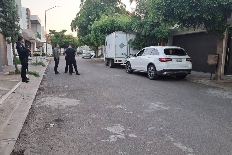 Localizan un auto abandonado con impactos de bala en Culiacán