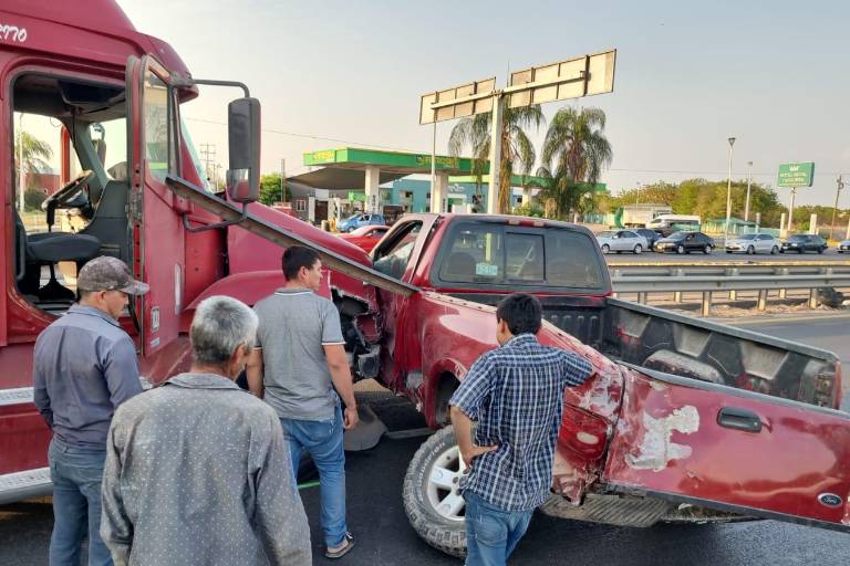 Conductores resultan ilesos tras carambola entre un tráiler y varios vehículos en Culiacán