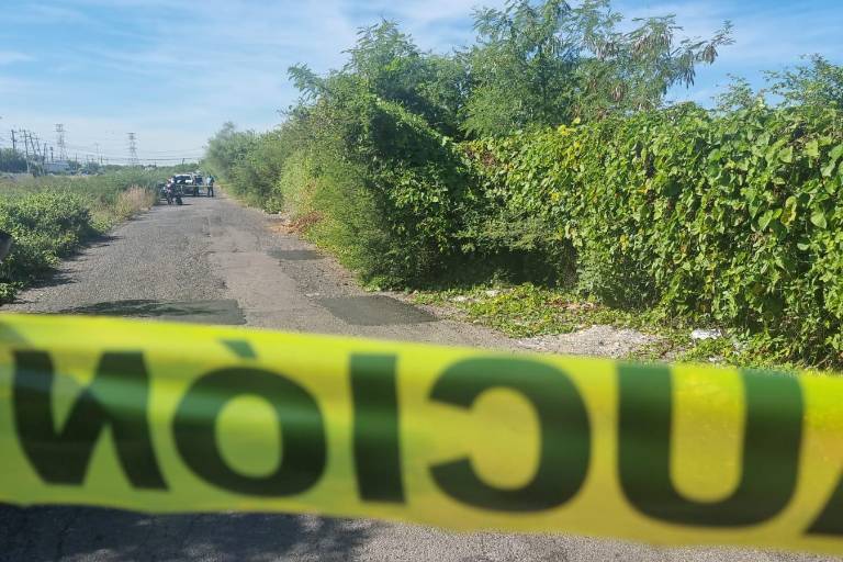 Hallan cuerpo de hombre flotando en el Canal Siete de Culiacán