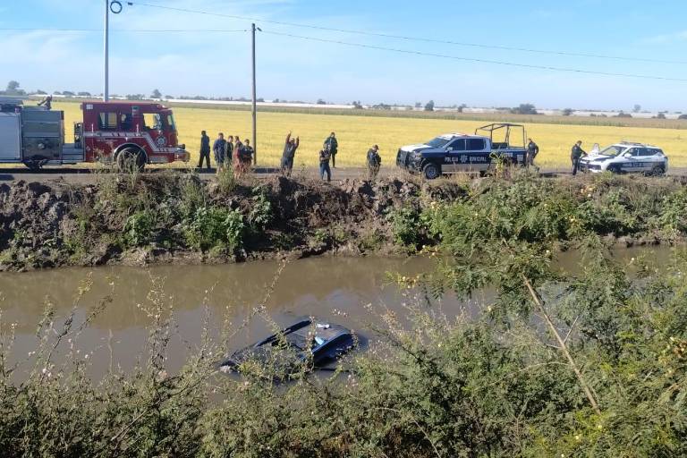 Localizan camioneta al interior de un canal en Aguaruto