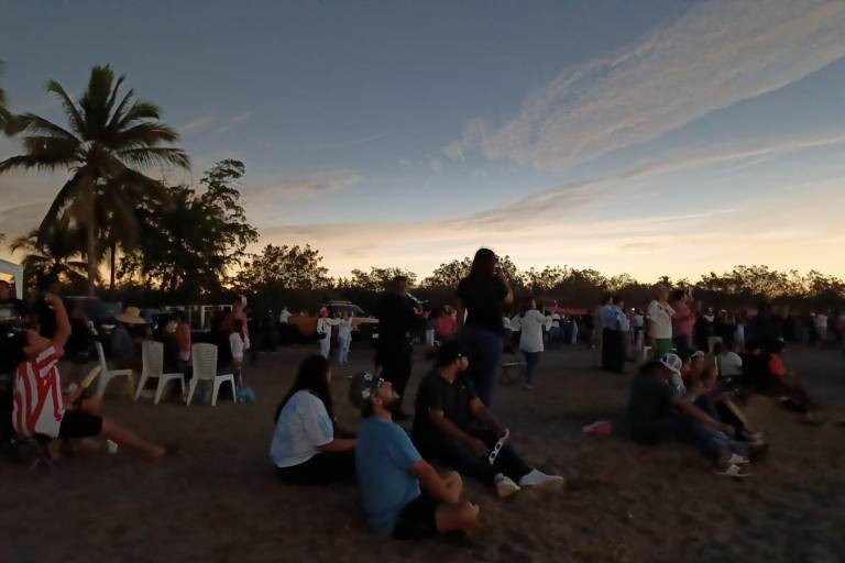 ‘Fue como un atardecer’, comparten quienes vivieron el eclipse en Teacapán