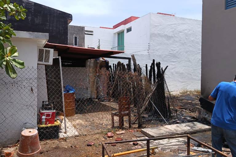 Arrasa incendio en taquería del sector Tres Ríos, en Culiacán; reportan solo daños materiales