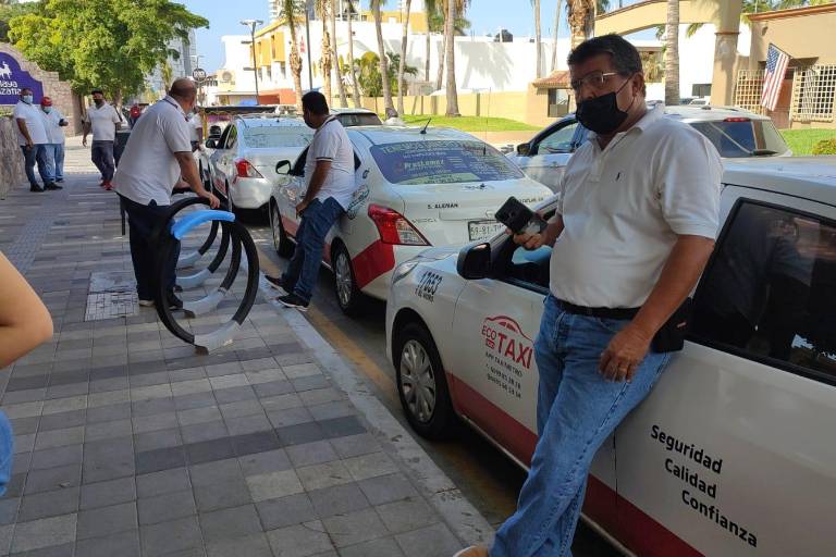 Taxis sí harán sitio afuera de hotel en Avenida Playa Gaviotas, garantiza ‘El Químico’