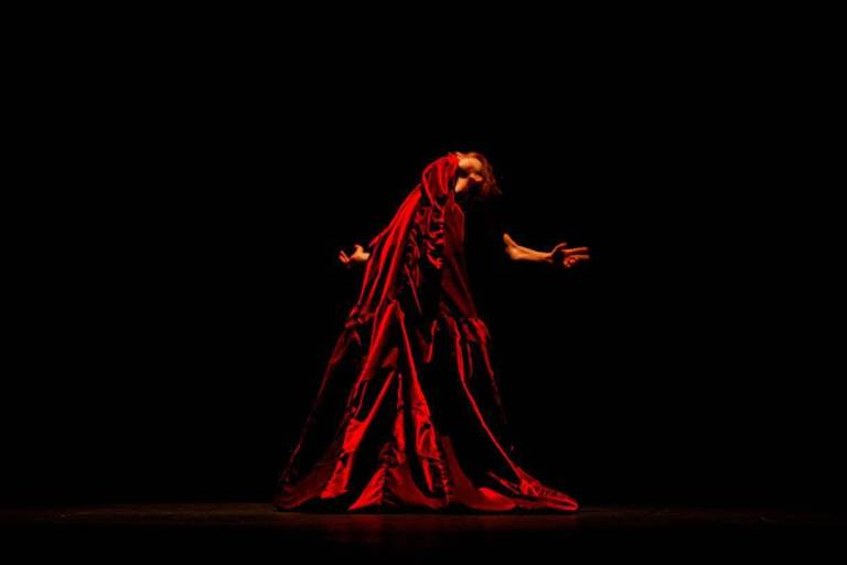 Brilla la bailarina de Delfos Surasí Lavalle con su obra ‘Roja’