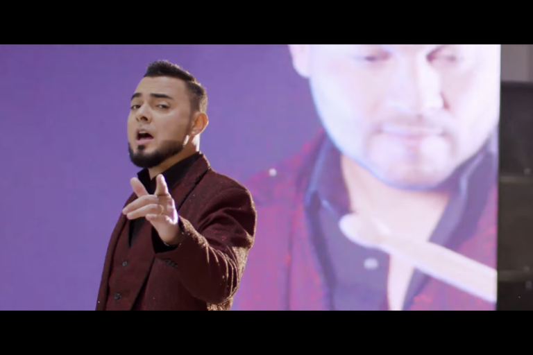 Banda El Recodo honra a las parejas diferentes en su nuevo video musical