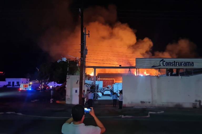 Evacúan a 113 personas por incendio en bodega de Bachigualato, en Culiacán