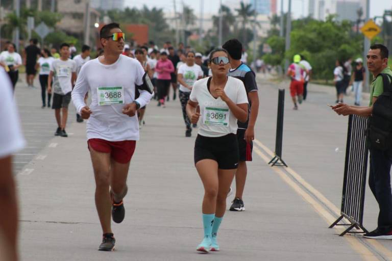 Aranza Silva y Pedro Castillo ganan en Mazatlán la Carrera Cobaes Píntate de Verde