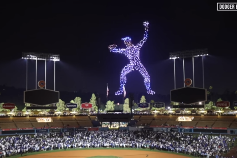 ¡Impresionante! Así fue el show de drones dedicado a Fernando Valenzuela (VIDEOS)