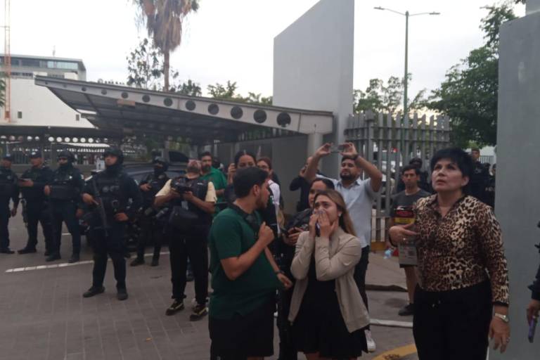 Permanecen personas atrapadas pero fuera de peligro inmediato en edificio de Culiacán