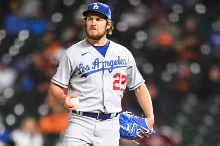 Trevor Bauer, pítcher de Dodgers, es suspendido por dos temporadas tras acusaciones de agresión