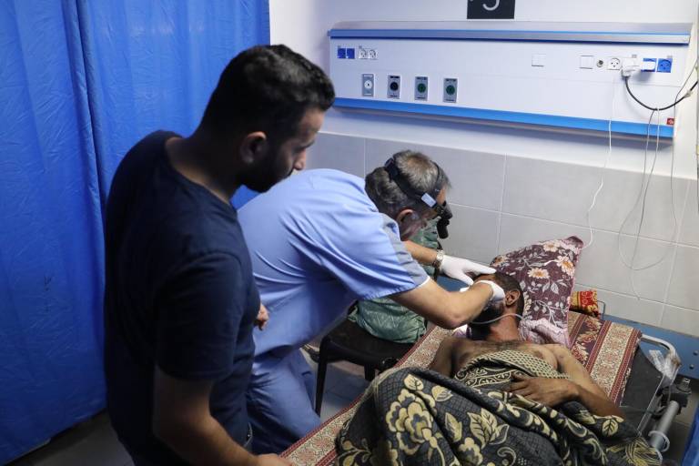 Parte del personal de Médicos Sin Fronteras sale de Gaza