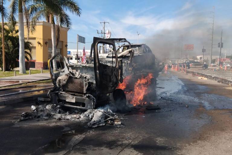 Incendian camioneta que transportaba grúa en la salida norte de Culiacán