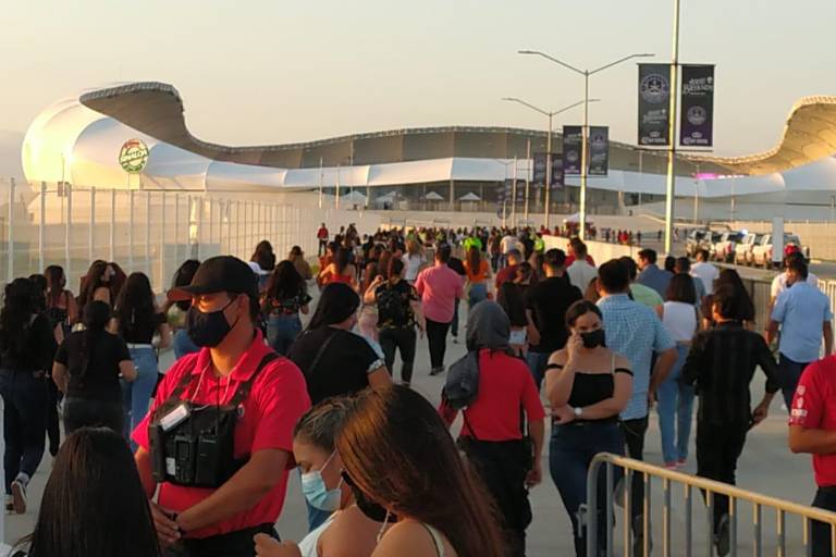 Mazatlecos se vuelcan al Kraken para escuchar a Christian Nodal
