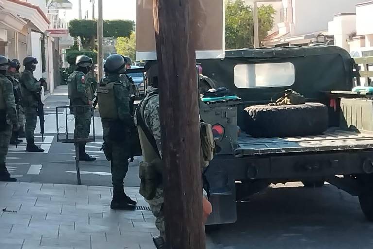 Fuerzas federales aseguran vehículos y armas al oriente de Las Quintas, en Culiacán