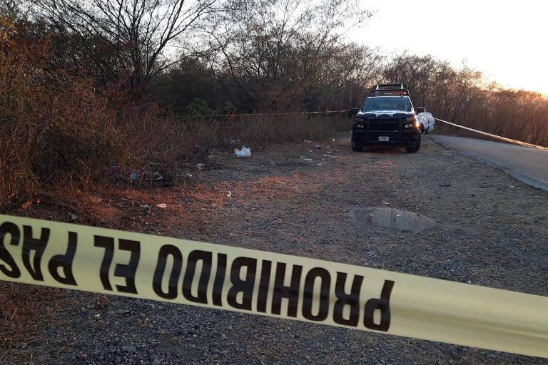 Encuentran a mujer asesinada a balazos a orillas de carretera en Sanalona, Culiacán