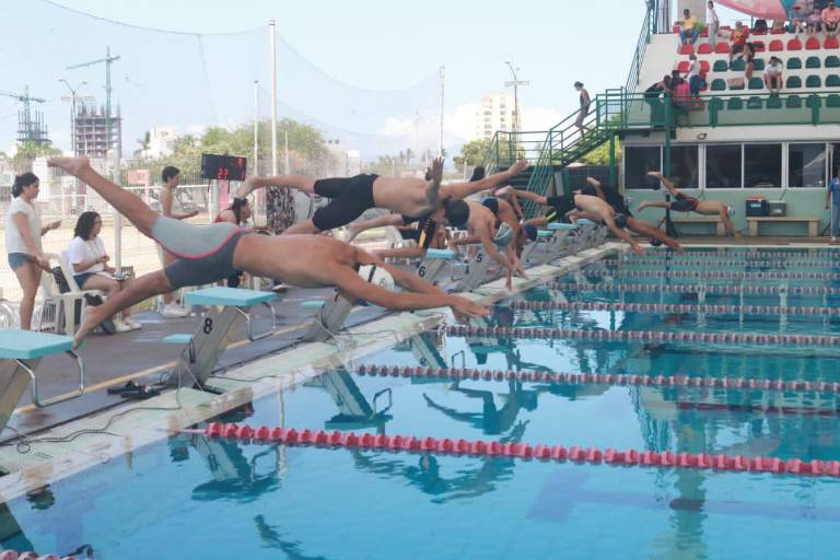 Premian a pequeños tritones en segunda jornada del Torneo Pacífico de Natación