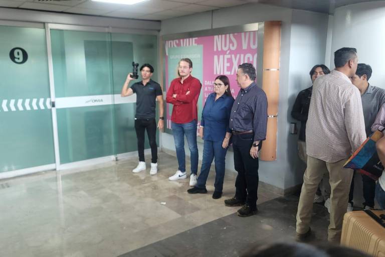 Hasta con banda esperan a Claudia Sheinbaum en el Aeropuerto de Culiacán