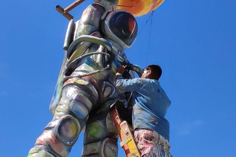 Grafitean monigote del astronauta de Carnaval